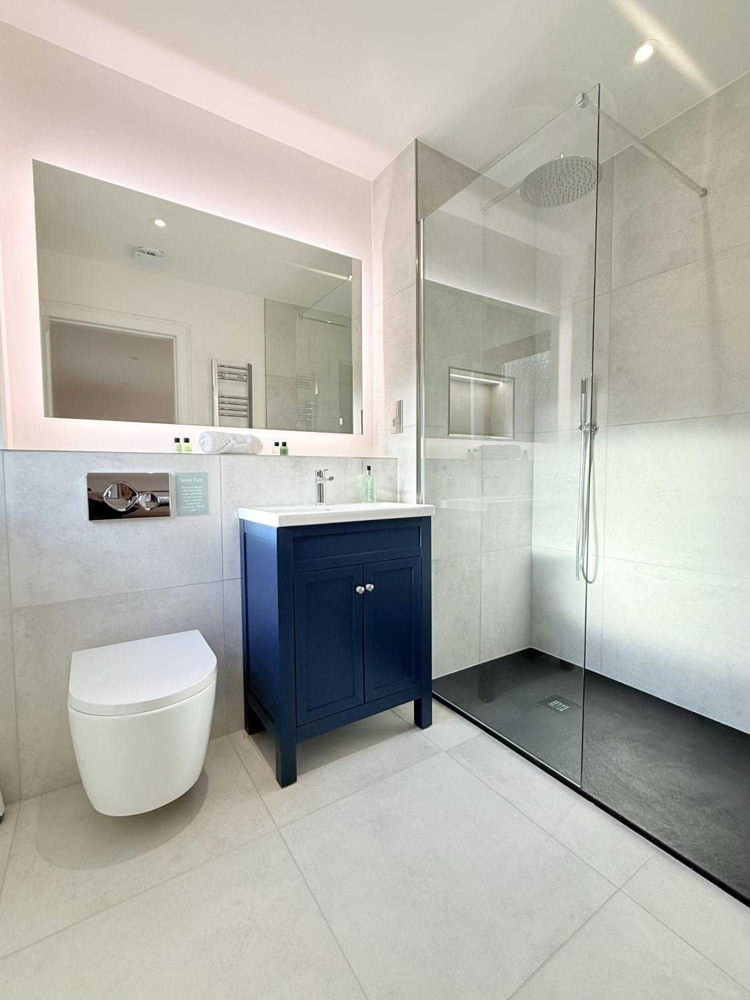 Woodlands House With Hot Tub Hotel a capsule *